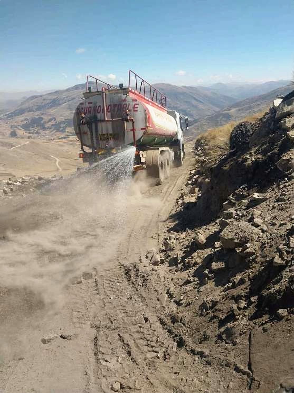 Cisterna regando una trocha en ladera