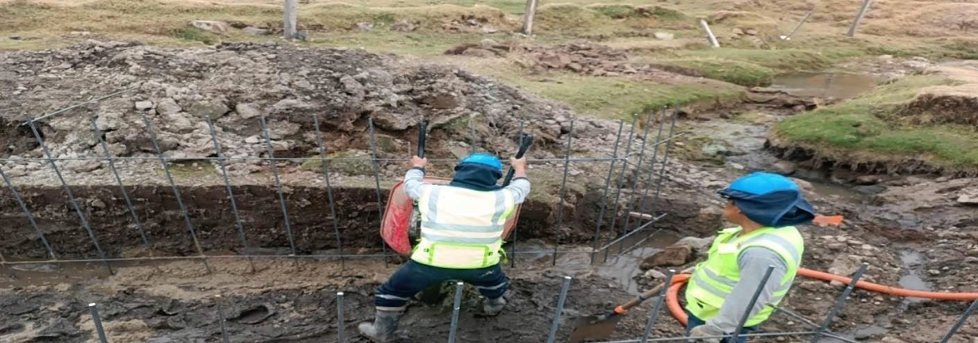 Dos trabajadores colocan acero de refuerzo