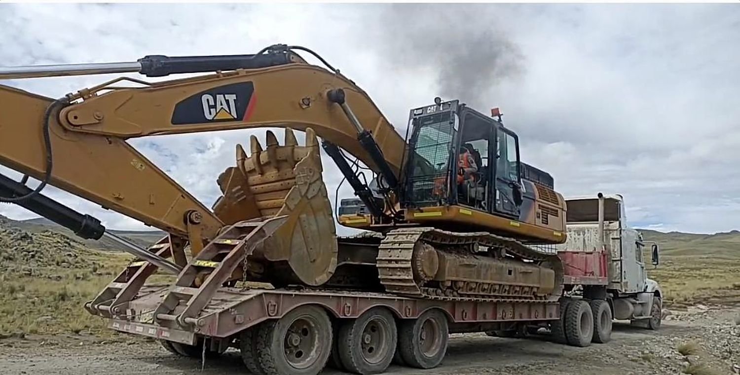 Excavadora sobre una cama baja lista para traslado