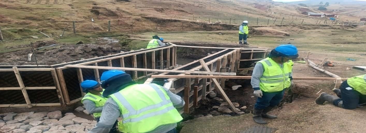 Cuadrilla armando un encofrado de madera